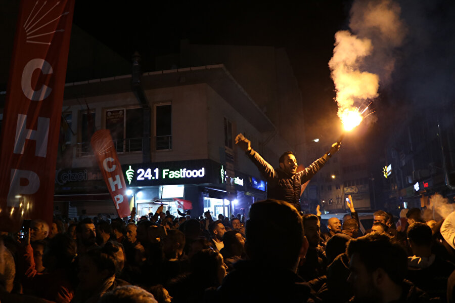 CHP'li partililer kutlama yaptı.