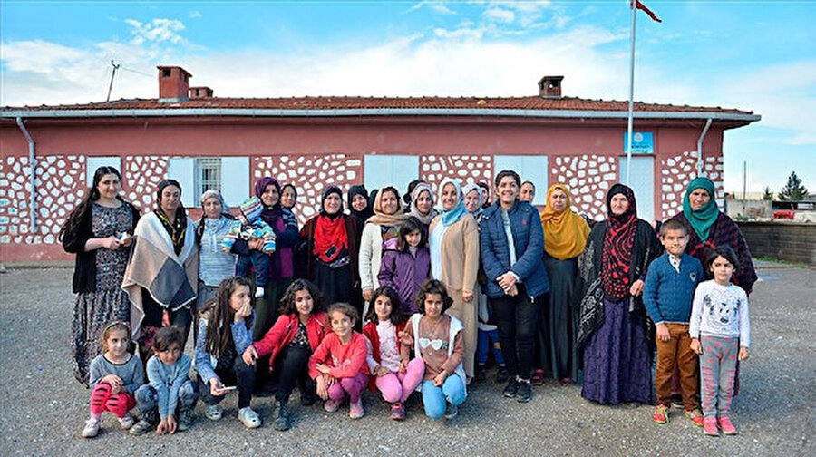 Aydın'dan gelin gelip Mardin'de muhtar olan Yasemin Düzce'nin kadınlarla fotoğrafı.