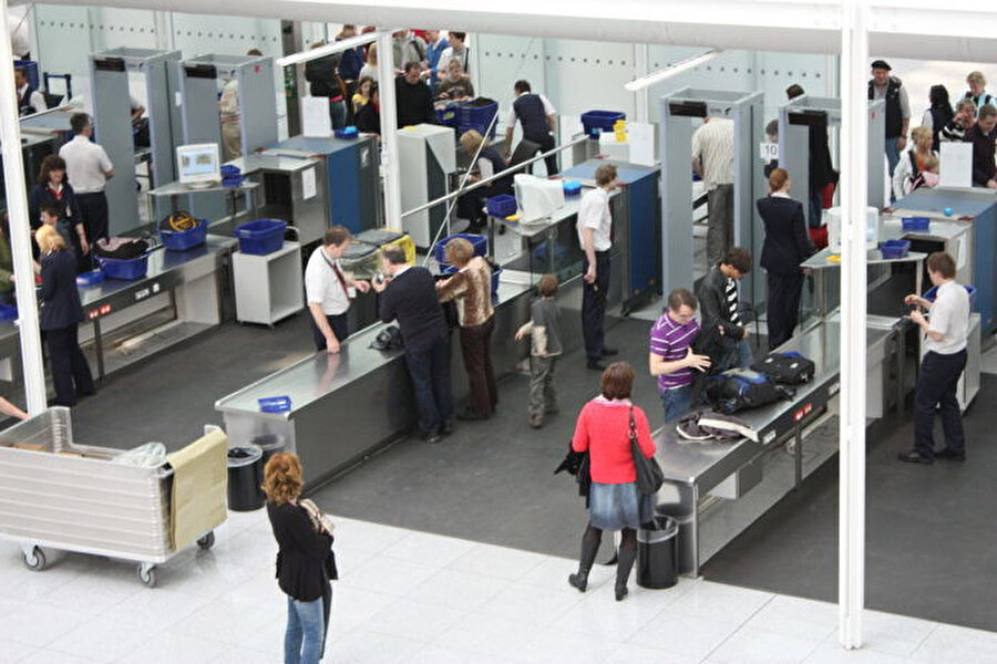  Birçok yolcu, dizüstü bilgisayarların ayrıca paketlenmesi konusundaki zaman kaybından rahatsız durumda. 