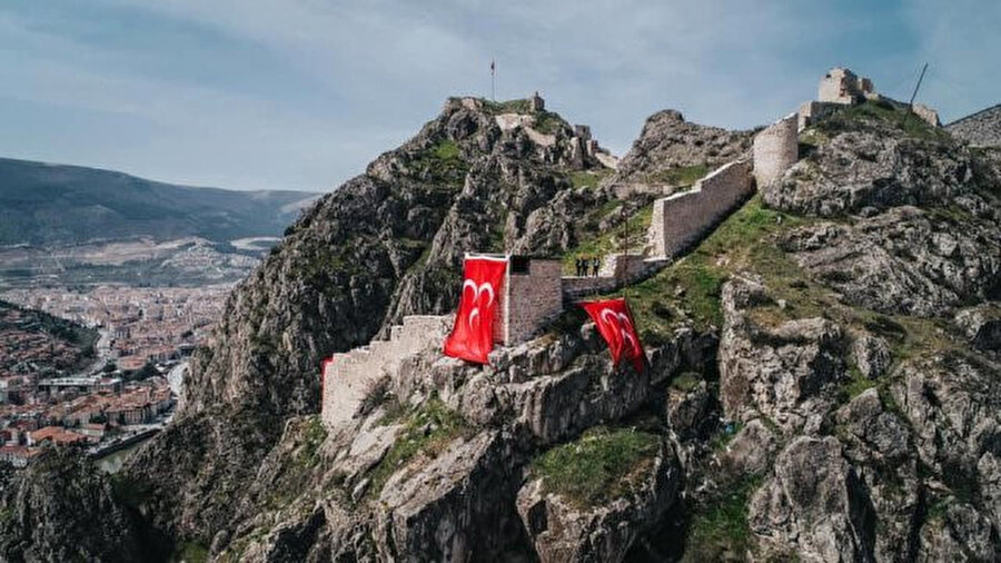 Amasya’da belediye başkanı seçilen MHP MYK Üyesi Mehmet Sarı, Amasya kalesine üç hilal astırdı.