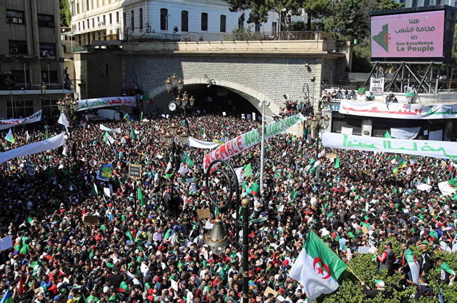 Cezayir halkı, haftalardır meydandaydı.