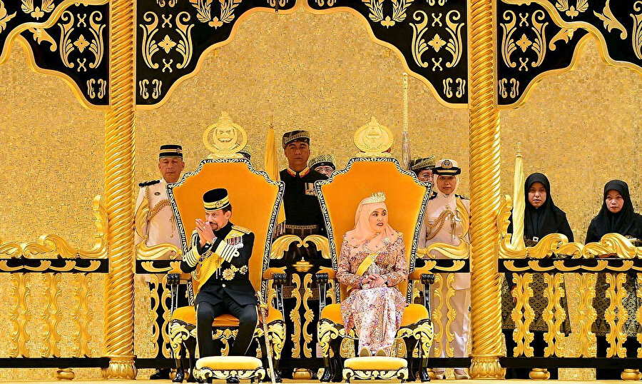 Brunei Sultanı Hassanal Bolkiah ve karısı Pengiran Anak Saleha.