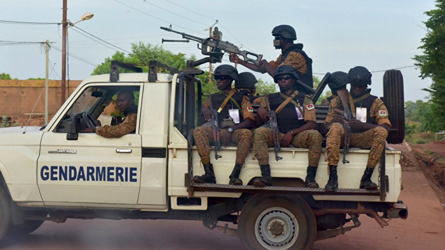 30 Ekim 2018'de çekilen bu fotoğrafta, ülkenin kuzeyindeki Ouhigouya kentinde araçlarında oturan Burkina Faso jandarmaları görülüyor.