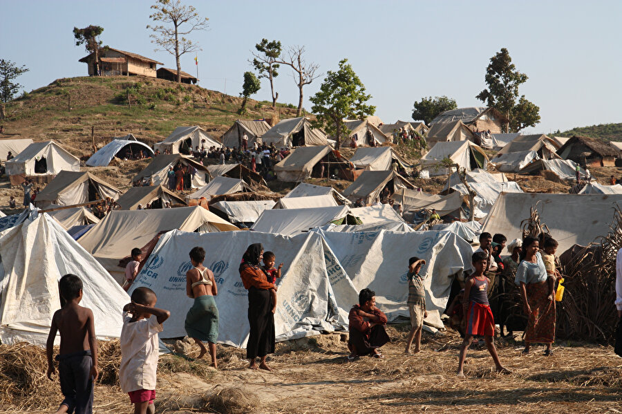 Derme çatma barınaklarda yaşayan sığınmacılar.