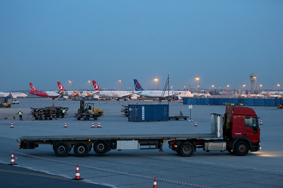 İstanbul Atatürk Havalimanı'ndan İstanbul Havalimanı'na 45 saat sürecek taşınma operasyonu sorunsuz başladı. 
