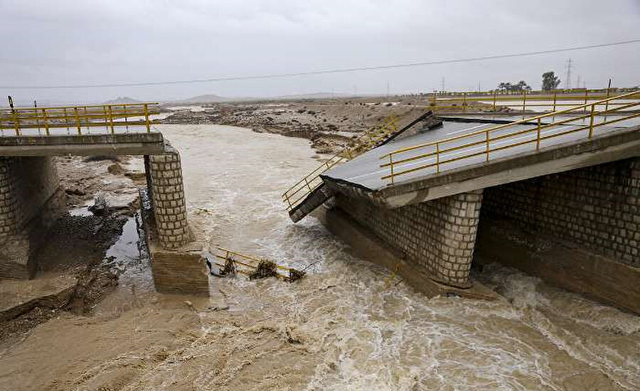Sel nedeniyle yıkılan köprüler.