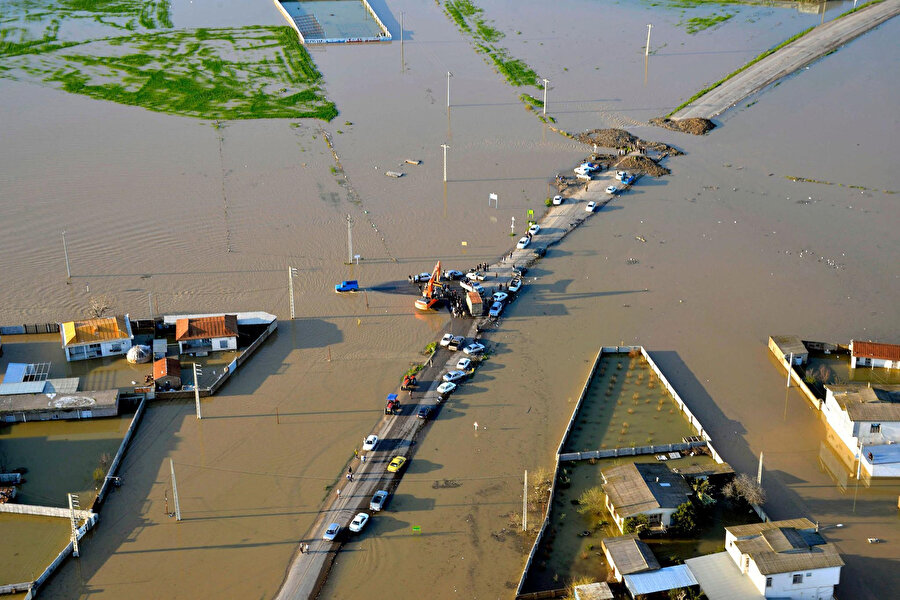 Sel felaketinde tarım alanları ve yerleşim yerleri de büyük zarar gördü.
