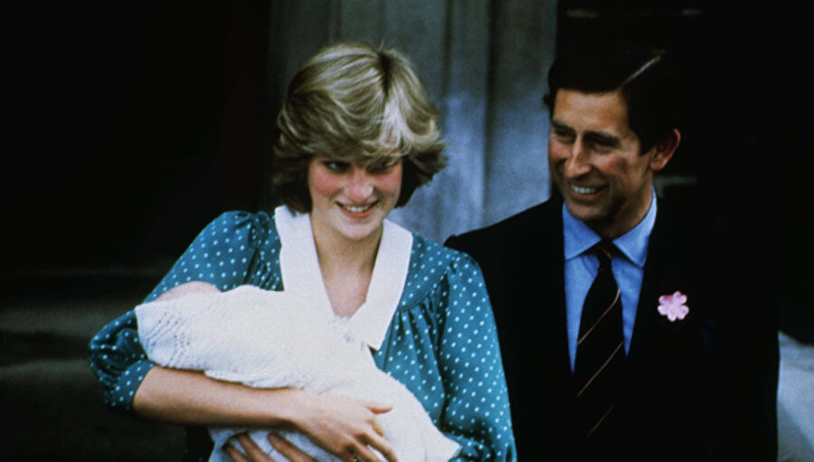 Prenses Diana'nın, ilk doğum yaptığı zaman verdiği poz. 