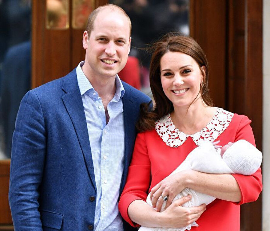 Kate Middleton ve Prens William bebekleri ile ilk kez poz verdikleri zaman. 