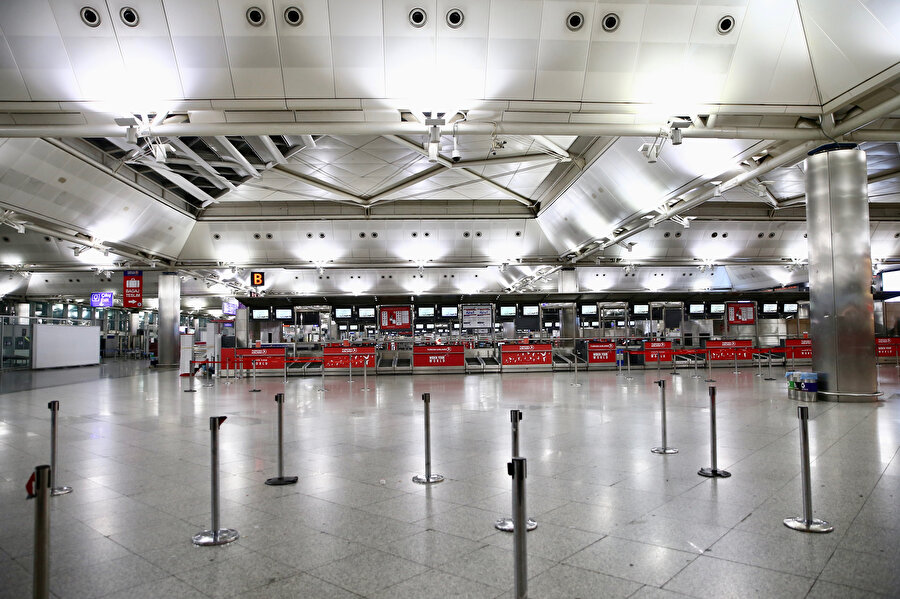THY'nin Singapur'a hareket eden tarifeli uçağıyla ticari seferlere kapatılan Atatürk Havalimanı terminallerinde taşınma çalışmaları devam etti. 