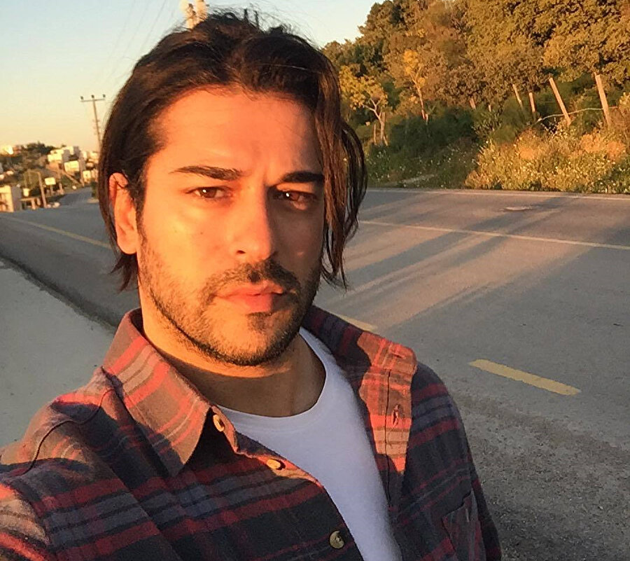 Burak Özçivit en son Kerem Bursin'le Can Feda filminde oynamıştı.