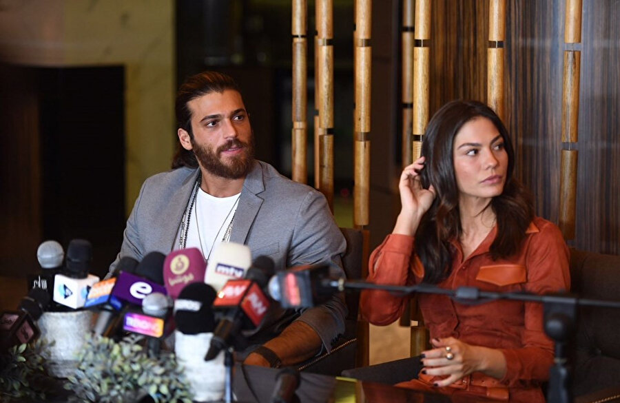 Can Yaman ve Demet Özdemir Beyrut'ta basın toplantısı sırasında böyle görüntülendi.