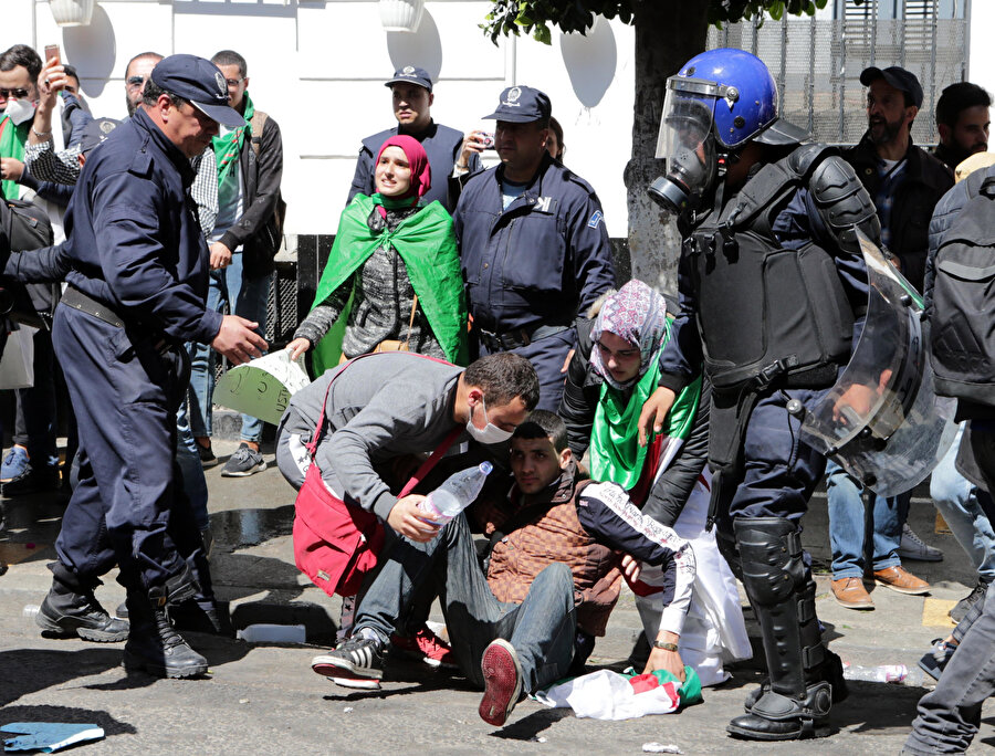 Polisin müdahalesi sonucu göstericiler arasında gazdan etkilenerek fenalaşanlar oldu.