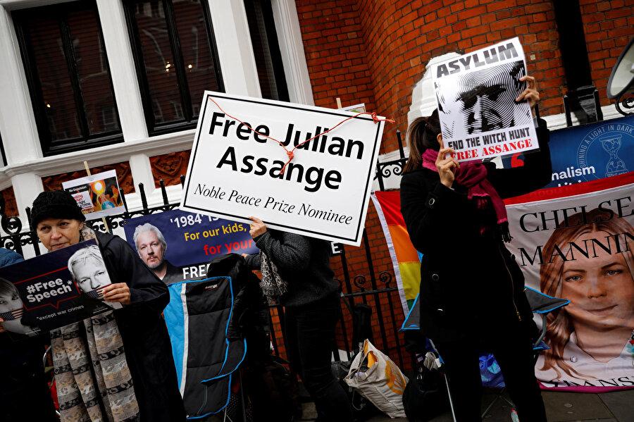 Julian Assange destekçileri büyükelçilik önünde protesto düzenlemişti.