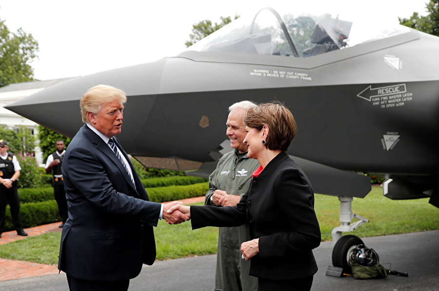 Donald Trump, F-35 uçağının önünde görünüyor.