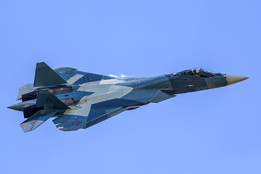 Rus yapımı Su-57 hava muharip uçağı olarak öne çıkıyor.