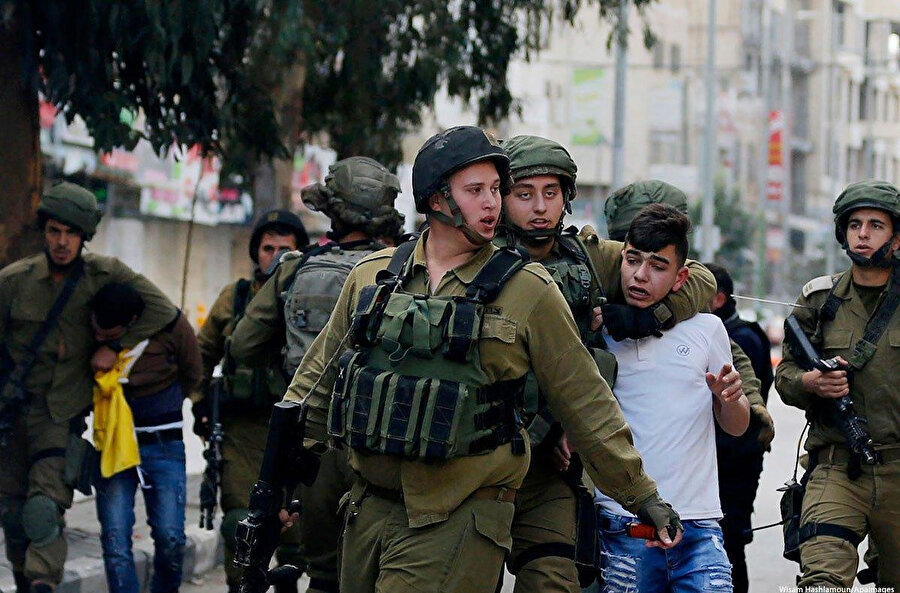Çocukları yaka paça gözaltına alan İsrail polisleri.