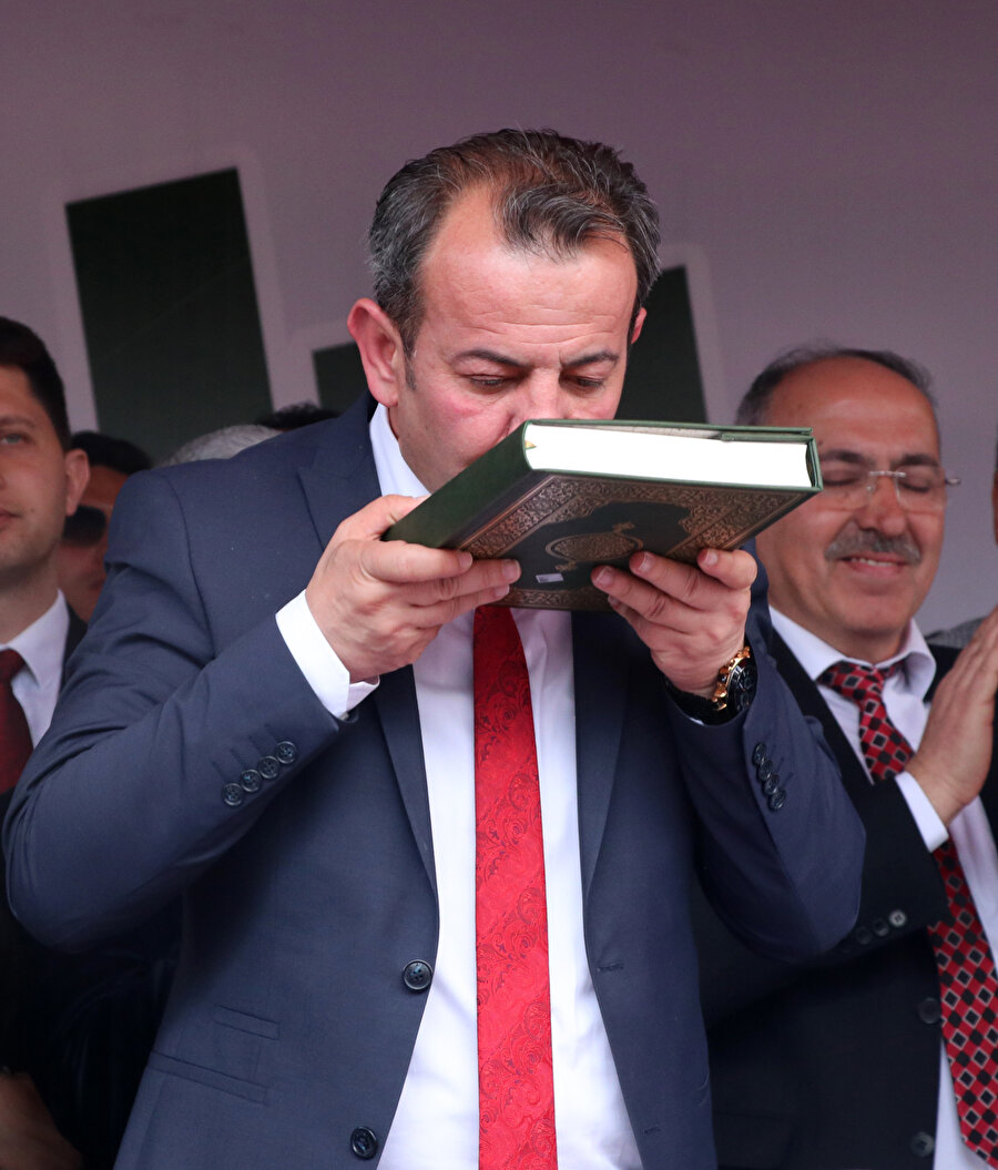 Bolu Belediye Başkanı CHP'li Tanju Özcan, belediye binasında düzenlenen devir teslim töreninin ardından, binlerce kişinin önünde Kuran-ı Kerim'i ve bayrağı öptükten sonra yemin etmişti. 