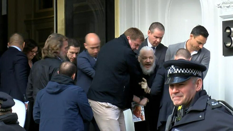 Assange, 7 yıl sonra böyle gözaltına alındı.