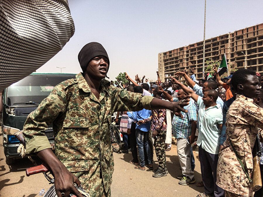 Sudan ordusuna halkın desteği sürüyor.
