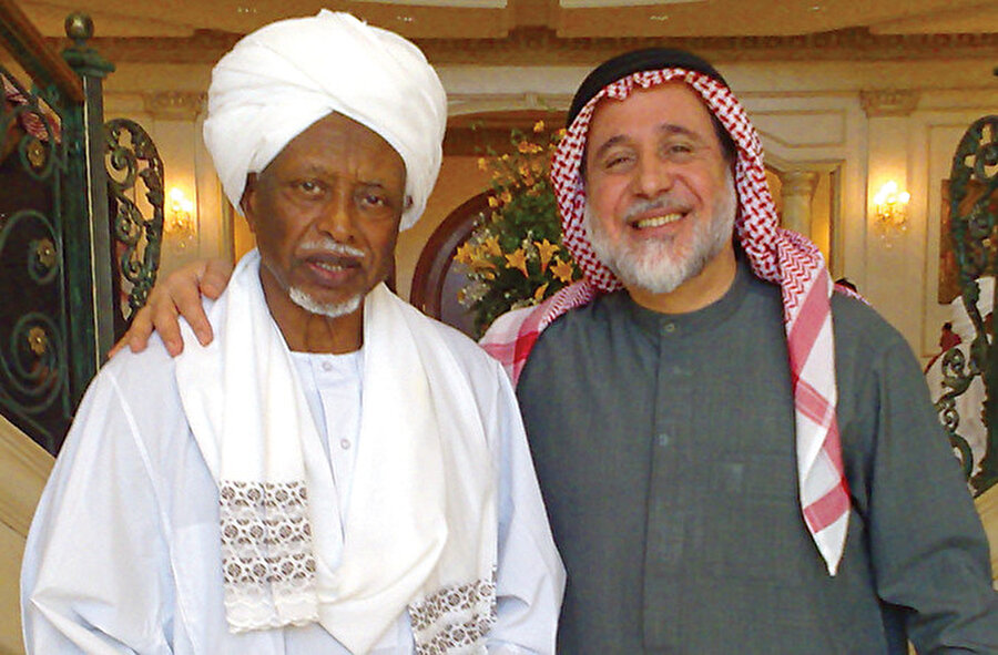 Abdurrahman Swar el-Dahab. (solda)