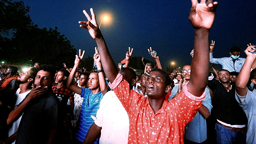 Sudan'da göstericilerden oluşan kalabalık, beş geceyi dışarıda askeri merkezlerin önünde devrim marşları eşliğinde dans ederek geçirdi.
