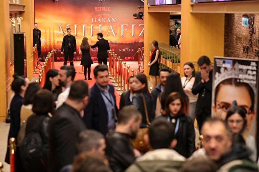 Basın mensupları, oyuncuları protesto etti.