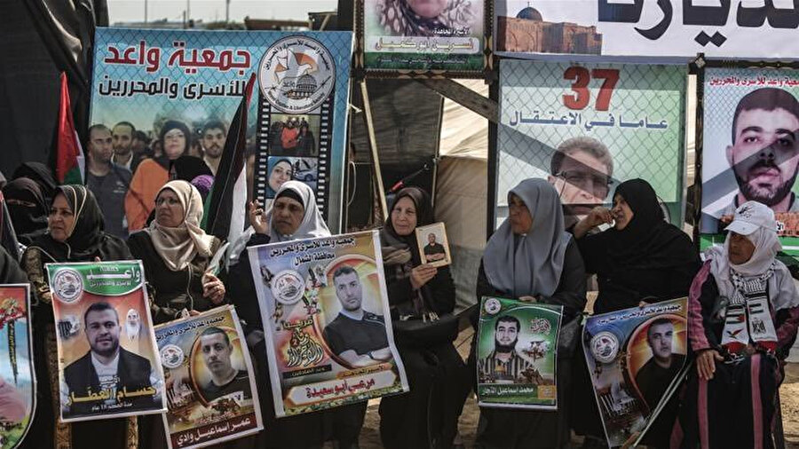 Pazar günü başlayan açlık grevinin süresiz olarak devam edeceği bildirilirken, Filistinli tutuklara destek çağrısı geldi.
