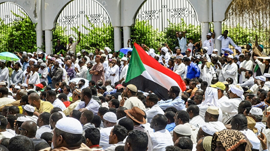Hartum'daki ordu karargahının dışında toplanan Sudanlılar Cuma vaazını karargahın dışında dinlediler.