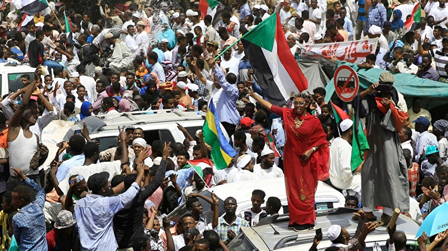 Sudanlı göstericiler ordunun, Ömer Beşir'in ardından Askeri Geçiş Konseyi'nin yönetimi devralacağına dair duyurusunu protesto ediyor.