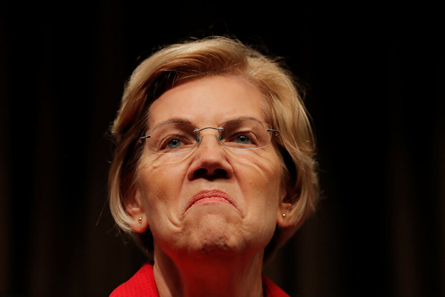 Massachusetts Senatörü Elizabeth Warren 