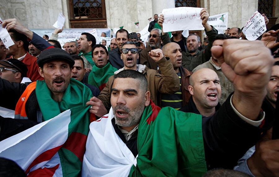  Cezayir halkı eski rejimin temsilcisi olarak gördüğü geçiş dönemi liderlerini de yönetimde istemiyor.