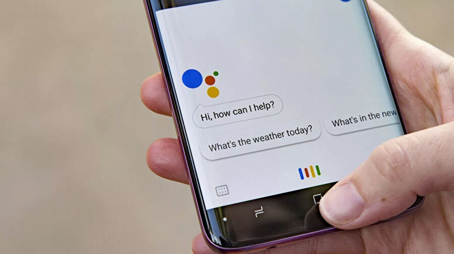 Bixby düğmesine Google Asistan'ı tanımlayabilmek mümkün. Böylece Bixby'den daha yetenekli ve kullanışlı bir sanal asistanla Bixby tuşu özelleştirilmiş oluyor. 