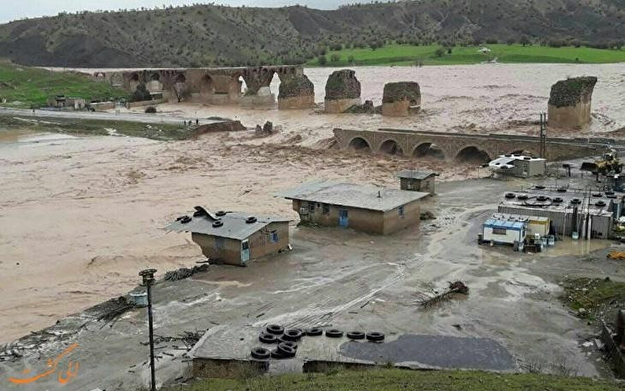 İran'daki sel felaketinde büyük hasar gören Lorestan eyaletindeki Keşkan Köprüsü.