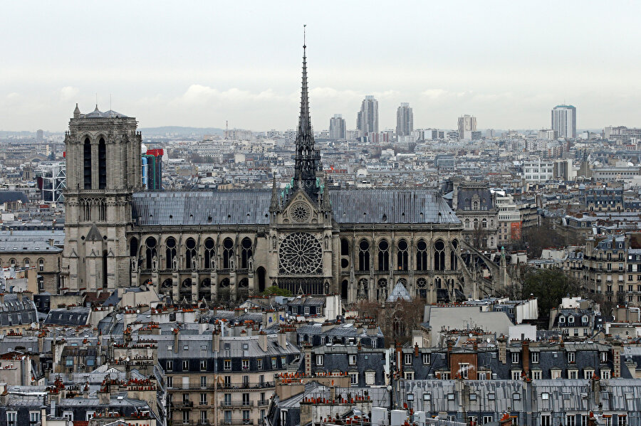 Paris'teki Notre Dame Katedrali böyle görüntülendi.