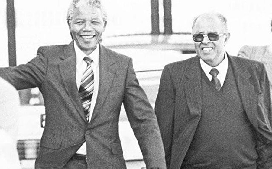 1990 yılında, Nelson Mandela ve Ahmed Kathrada'nın hapishaneden çıktıktan az bir süre sonra çekilmiş fotoğrafları.