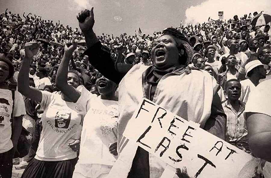 Afrika Ulusal Kongresi'nin yasağının kaldırılmasını kutlamak için düzenlenen gösterinin bir anda Mandela 'nın salıverilmesinin kutlandığı bir etkinliğe dönüşmesi 1990 yılı.