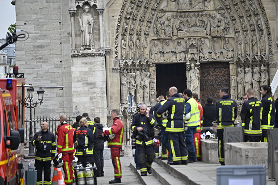 Notre Dame Katedrali'nde renovasyon çalışmalarının yapıldığı bölümde, dün yerel saatle 18.50'de yangın çıktı.