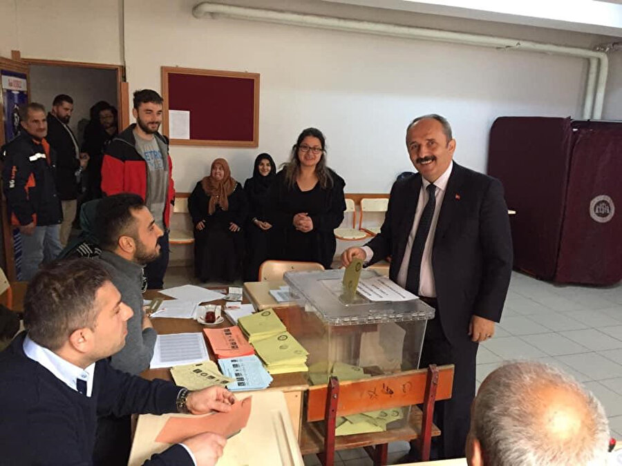 Artvin Yusufeli AK Parti adayı Eyüp Aytekin oy kullanırken görünüyor.