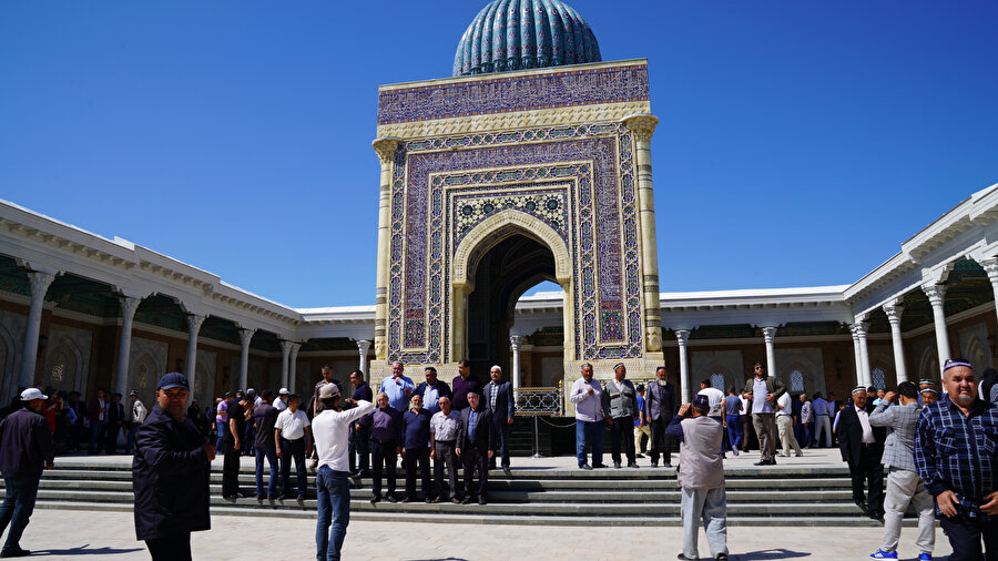 Semerkant'ta İmam Buhari Türbesi her gün binlerce yerli ve yabancı ziyaretçi tarafından ziyaret ediliyor.