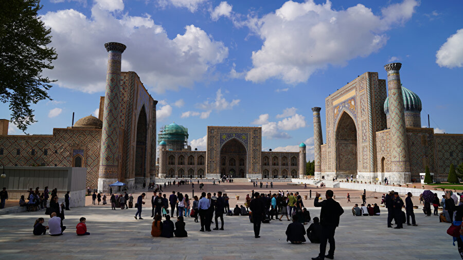 Registan Meydanı: Solda- Uluğ Bey Medresesi, Ortada-Tillakari Medresesi, Sağda- Şirdar Medresesi.
