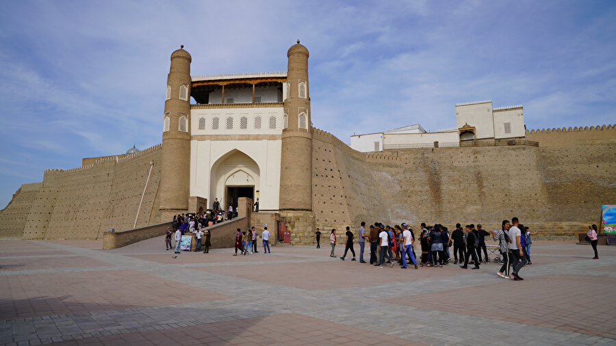 MÖ 5. Yüzyılda inşa edildiği iddia edilen ve Buhara Emirleri tarafından saray olarak kullanılan Ark Kalesi.