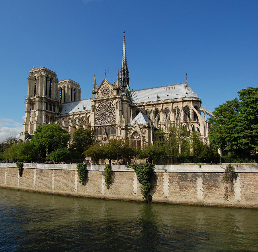 Notre Dame Katedrali, Paris'in Seine Nehri'nin kıyısındaki Ille de la Cite Adası'nda yer alıyor.