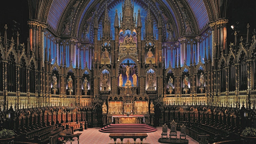 Katedral'de 37 şapel, 75 dev sütundan oluşan 130 metre genişliğindeki katedral aynı anda 9 bin kişinin ibadet edebilmesine de olanak sağlıyor.