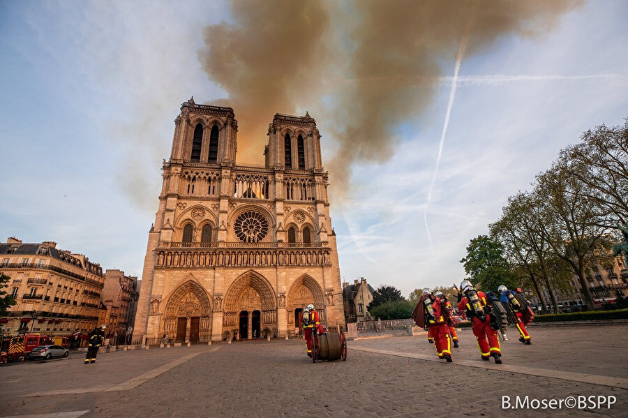 Trump'ın yaptığı uyarıya Fransız yetkililer cevap verdi. ''Notre Dame'ın kurtarılması için en iyisi yapıyoruz''
