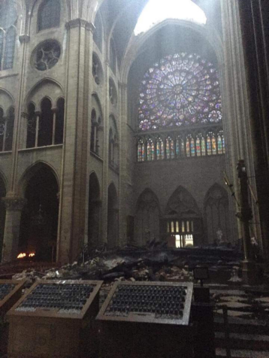 Yangının kontrol altına alınmasının ardından katedralin önemli bölümlerinde oluşan zarar belli olmaya başladı.