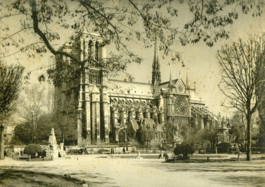 II. Dünya Savaşı sırasında Alman arşivlerinden Paris'te bulunan Notre Dame Katedrali'nin dıştan görünüşü. 
