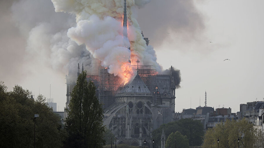 Notre Dame Katedrali'nin yanması komplo teorilerini beraberinde getirdi. 