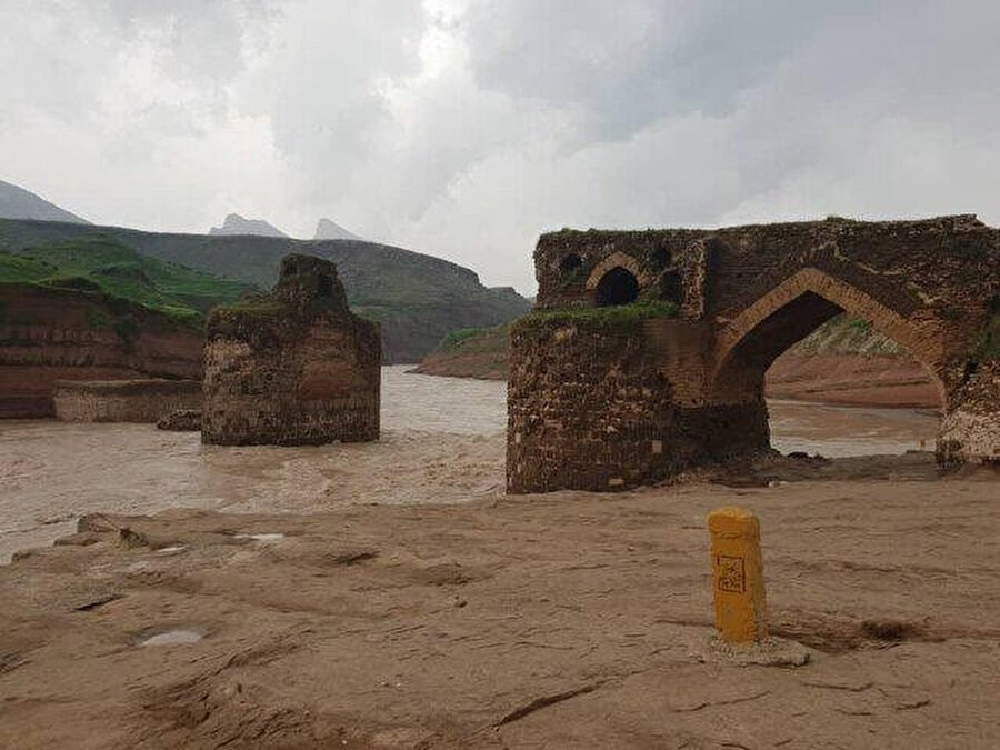Sel felaketi sonrası tarihi köprü kullanılmaz hale geldi.