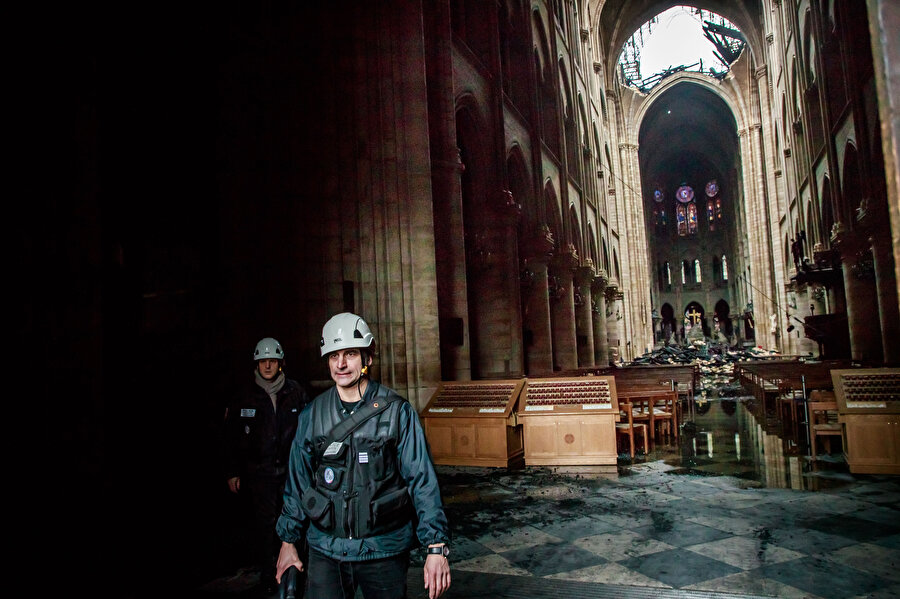 Fransa'nın sembolü olarak gösterilen ve savaşlara rağmen ayakta kalan dünyaca ünlü 850 yıllık Notre Dame Katedrali dün akşam çıkan yangında büyük ölçüde zarar gördü.